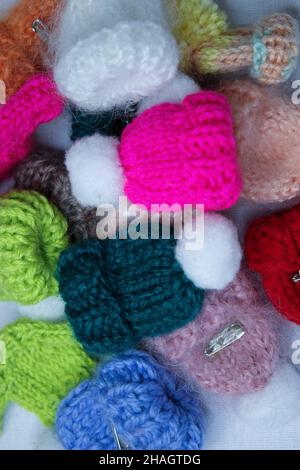 Cappelli in maglia piccoli e multicolore Foto Stock