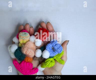 Cappelli in maglia piccoli e multicolore Foto Stock