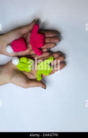 Cappelli in maglia piccoli e multicolore Foto Stock