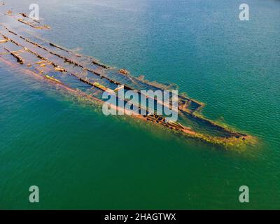 Abbandonato relitto rotto che sporge dal mare Foto Stock