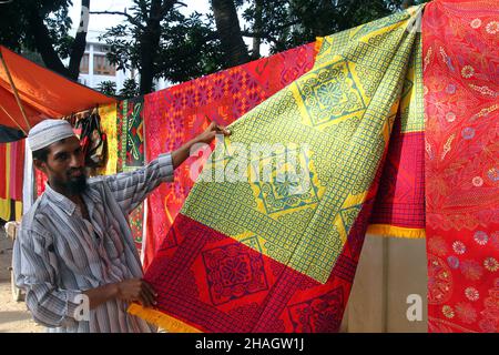 Dhaka, Bangladesh - 11 settembre 2014: I venditori di Nakshi kantha sono seduti per la vendita a Gulshan in Dhaka. Nakshi kantha è un artigianato tradizionale in B. Foto Stock