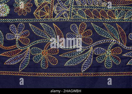 Dhaka, Bangladesh - 11 settembre 2014: I venditori di Nakshi kantha sono seduti per la vendita a Gulshan in Dhaka. Nakshi kantha è un artigianato tradizionale in B. Foto Stock