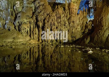 Grotta di Prometheus anche Grotta di Kumistavi vicino a Tskaltubo nella regione di Imereti, Georgia Foto Stock