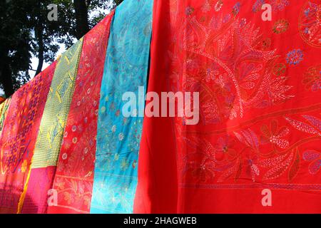 Dhaka, Bangladesh - 11 settembre 2014: I venditori di Nakshi kantha sono seduti per la vendita a Gulshan in Dhaka. Nakshi kantha è un artigianato tradizionale in B. Foto Stock