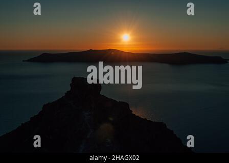 Silhouette della fortezza di Skaros su una roccia sullo sfondo di un tramonto e una caldera, Santorini, Grecia Foto Stock