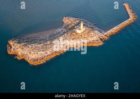 Vista aerea del faro di Vieste durante un'alba estiva. Provincia di Foggia, Parco Nazionale del Gargano, Puglia, Italia. Foto Stock