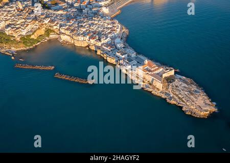 Vista aerea della penisola del centro storico di Vieste durante un'alba estiva. Provincia di Foggia, Parco Nazionale del Gargano, Puglia, Italia. Foto Stock