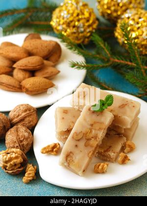 turrón de mazapán y nueces. Torrone marzapane con noci. Dessert tipico dalla Spagna per Natale. Foto Stock