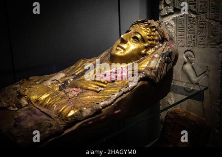 Un'antica copertina in mummia egiziana con bouquet floreale e rotolo di papiro, da Hawara, Egitto, in mostra al Fitzwilliam Museum di Cambridge, Regno Unito. Foto Stock