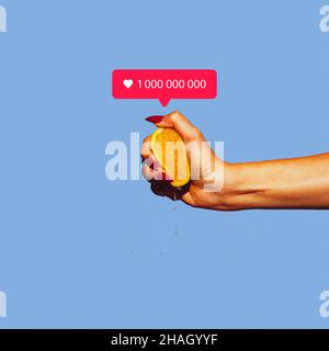 Contemporray art collage di mano femminile spremendo limone e avendo un milione come icona isolato su sfondo blu Foto Stock
