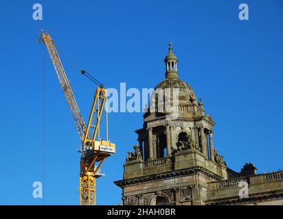 Gru a torre Ogilvie Construction. George Square, Glasgow, Scozia, Regno Unito, Europa. Foto Stock