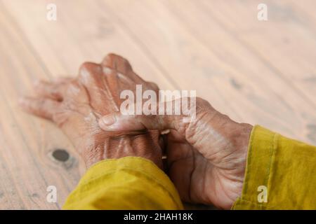 Donna anziana che soffre di dolore. Foto Stock