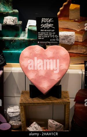 Una barra a forma di cuore molto grande di sapone per la vendita dalla libbra. A Lush, un negozio di cosmetici biologici fatti a mano su East 14th Street a Greenwich Village, NYC Foto Stock