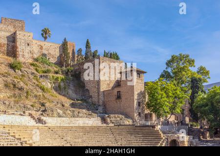 Il teatro romano sotto le mura dell'Alcazaba moresca, o fortezza, Malaga, Costa del Sol, provincia di Malaga, Andalusia, Spagna meridionale. Il thea Foto Stock