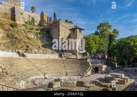 Il teatro romano sotto le mura dell'Alcazaba moresca, o fortezza, Malaga, Costa del Sol, provincia di Malaga, Andalusia, Spagna meridionale. Il thea Foto Stock