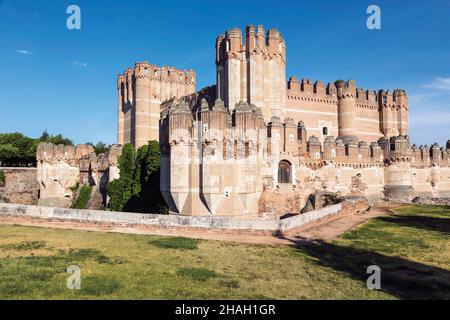 Coca, Provincia di Segovia, Castiglia e Leon, Spagna. Castillo de Coca. Castello di Coca. Esempio importante di architettura militare Mudéjar. Il castello era Foto Stock