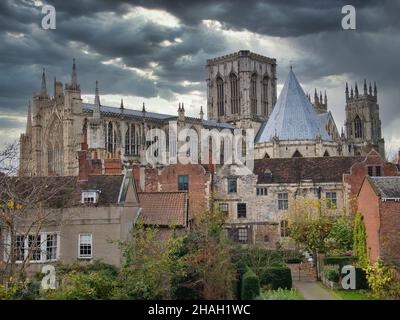 York Minster sullo skyline in una giornata grigia e in anticipo, con vecchi edifici tra cui la Casa del Tesoro in primo piano. Foto Stock