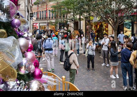 HONG KONG, CINA - 11 DICEMBRE: La gente scatta foto con un albero di Natale a Hong Kong il 11 dicembre 2021. Hong Kong è in forte allerta la diffusione della variante Omicron durante le vacanze. Foto Stock