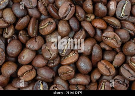 Energy stimulant e Smooth java Concept con foto full frame di sfondi di caffè in grani impilati Foto Stock