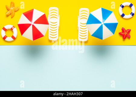 Vista aerea della spiaggia di sabbia gialla con ombrellone e diversi tipi di spiaggia. Sfondo estivo minimo. Foto Stock