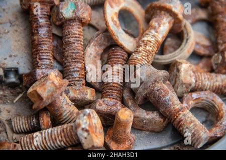 Rusty ha usato vecchie viti e officina metallica in officina meccanica Foto Stock