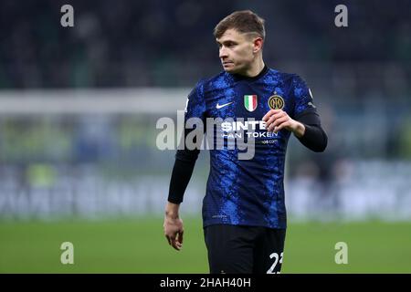 Milano, Italia. 12th Dic 2021. Nicolo Barella del FC Internazionale si presenta durante la Serie a una partita tra FC Internazionale e Cagliari Calcio allo Stadio Giuseppe Meazza il 12 dicembre 2021 a Milano. Credit: Marco Canoniero/Alamy Live News Foto Stock