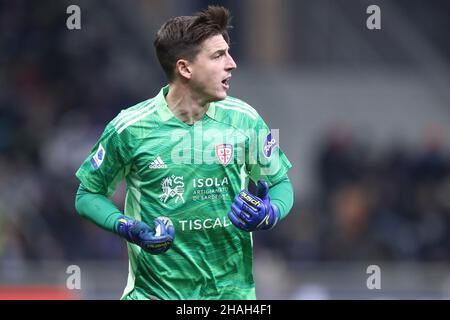Milano, Italia. 12th Dic 2021. Alessio Cragno di Cagliari Calcio si presenta durante la Serie a una partita tra FC Internazionale e Cagliari Calcio allo Stadio Giuseppe Meazza il 12 dicembre 2021 a Milano. Credit: Marco Canoniero/Alamy Live News Foto Stock