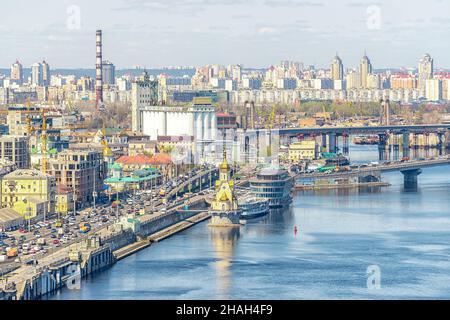 Kiev, Ucraina - 28 aprile 2021: Vista panoramica della città con case a Kiev, Ucraina. Foto Stock