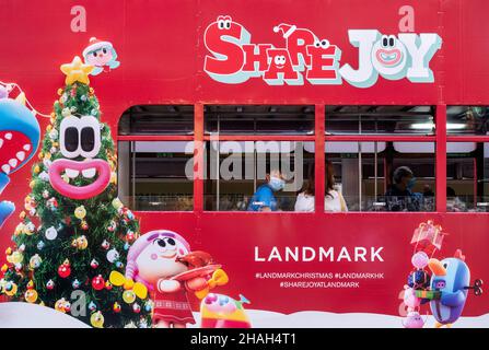 Hong Kong, Cina. 11th Dic 2021. HONG KONG, CINA - 11 DICEMBRE: I pendolari si ferano su un tram a tema natalizio a Hong Kong il 11 dicembre 2021. Hong Kong è in forte allerta la diffusione della variante Omicron durante le vacanze. (Foto di Miguel candela/SOPA Images/Sipa USA) Credit: Sipa USA/Alamy Live News Foto Stock