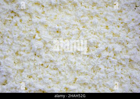 Formaggio casolare bianco granbamente sparato in primo piano su tutta la cornice Foto Stock