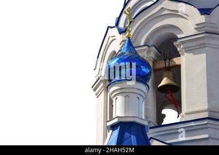 Sul lato destro si trova una parte di una chiesa cristiana con una cupola blu con una croce in cima e una campana sulla cappella. Sul lato sinistro c'è un bianco Foto Stock