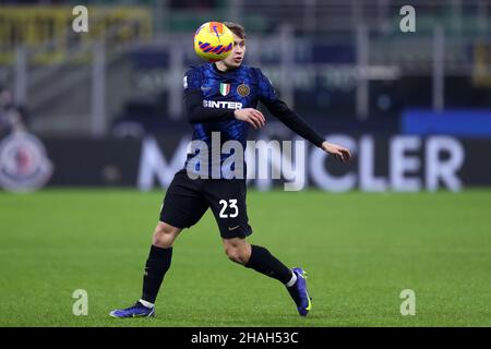 Milano, Italia. 12th Dic 2021. Nicolo Barella del FC Internazionale in azione durante la Serie A match tra FC Internazionale e Cagliari Calcio allo Stadio Giuseppe Meazza il 12 dicembre 2021 a Milano. Credit: Marco Canoniero/Alamy Live News Foto Stock
