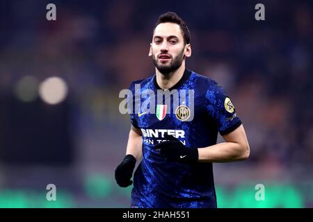 Milano, Italia. 12th Dic 2021. Hakan Calhanoglu del FC Internazionale si presenta durante la Serie a una partita tra FC Internazionale e Cagliari Calcio allo Stadio Giuseppe Meazza il 12 dicembre 2021 a Milano. Credit: Marco Canoniero/Alamy Live News Foto Stock