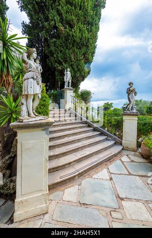 Palazzo Achilleion, Corfù, Grecia - 24 ottobre 2021: Statue classiche al Palazzo Achillion sull'isola di Corfù. Foto Stock