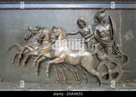 Palazzo Achilleion, Corfù, Grecia - 24 ottobre 2021:Relief di Achille sul carro, Palazzo Achilleion, Corfù, Grecia Foto Stock