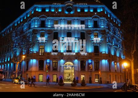 Gran Via de les Corts Catalanes Street, Gran Hotel Havana, luci natalizie, Barcellona, Spagna, Europa Foto Stock