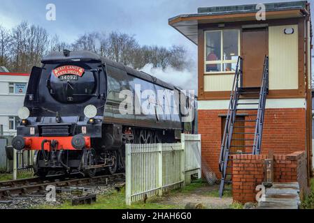 La locomotiva a vapore Heritage City of Wells porta il Santa Special alla stazione di Rawtenstall sulla ferrovia East Lancashire. Foto Stock