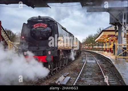 La locomotiva a vapore Heritage City of Wells porta il Santa Special alla stazione di Rawtenstall sulla ferrovia East Lancashire. Foto Stock