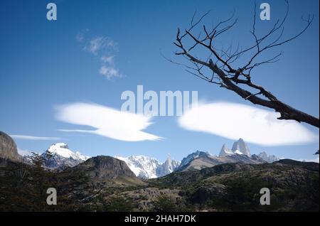 Vista panoramica di Cerro solo, Cerro Grande, Cerro El Doblado, Cerro Torre e Monte Fitz Roy vicino a El Chalten, Patagonia Andes, Argentina Foto Stock