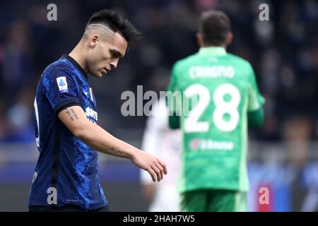 Milano, Italia. 12th Dic 2021. Lautaro Martinez del FC Internazionale si presenta durante la Serie a una partita tra FC Internazionale e Cagliari Calcio allo Stadio Giuseppe Meazza il 12 dicembre 2021 a Milano. Credit: Marco Canoniero/Alamy Live News Foto Stock