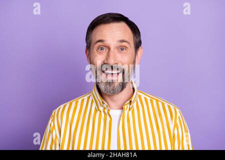 Foto di impressionato bello età ported gentleman indossare camicia gialla sorridente isolato colore viola sfondo Foto Stock