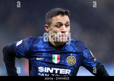 Milano, Italia. 12th Dic 2021. Alexis Sanchez del FC Internazionale si presenta durante la Serie a una partita tra FC Internazionale e Cagliari Calcio allo Stadio Giuseppe Meazza il 12 dicembre 2021 a Milano. Credit: Marco Canoniero/Alamy Live News Foto Stock