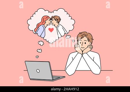 Sognare di amore e online dating concetto. Ragazzo sorridente seduto al computer portatile sognando la sua ragazza immaginando la loro data on-line illustrazione vettoriale Illustrazione Vettoriale