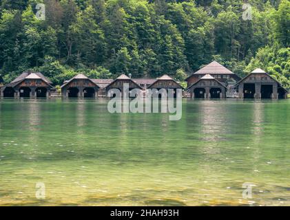Boathouses sul Koenigssee nelle Alpi Berchtesgaden Foto Stock