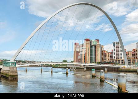 Millennium Bridge sul fiume Tyne da Newcastle upon Tyne a Gateshead, Inghilterra del Nord, Regno Unito Foto Stock