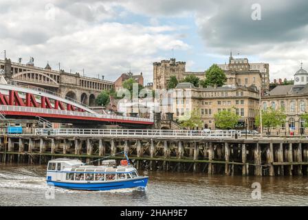 Giro turistico in barca sul fiume Tyne vicino al High Level- e Swing Bridge, Newcastle upon Tyne, Gateshead, Inghilterra, Regno Unito Foto Stock