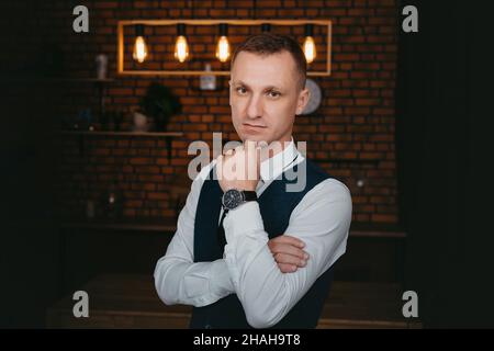 Mattina dello sposo. Preparazione del mattino per lo sposo. Giovane e bello sposo vestirsi in una camicia da matrimonio Foto Stock