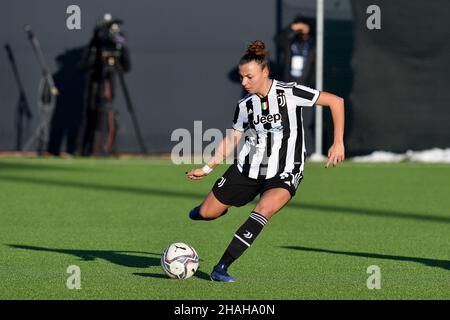 Torino, Italia. 12th Dic 2021. Arianna Caruso di Juventus FC donne in azione durante la Serie femminile 2021/2022 Una partita di campionato tra Juventus FC e AC Milan donne al Juventus Training Center il 12 dicembre 2021 a Vinovo, Italia Photo ReportterTorino Credit: Independent Photo Agency/Alamy Live News Foto Stock