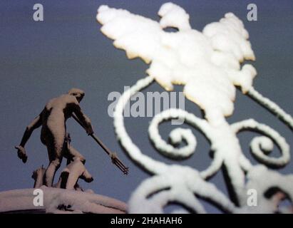 Gdañsk, 19.12.1999. Pokryta œniegiem, fontanna Neptuna na D³ugim Targu w Gdañsku. (signor) PAP/Stefan Kraszewski Danzica, 19.12.1999. Coperto di neve, statua di Nettuno su una fontana al Dlugi Targ (mercato lungo) a Ddansk. (signor) PAP/Stefan Kraszewski Foto Stock