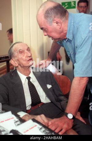 Warszawa, 17.05.2000. Nagroda Polskiego PENNA Clubu dla Jana Karskiego. N./z: Wendarny kurier AK Jan Karski (L) w rozmowie z Jackiem Kuroniem (P) przed uroczystoœci¹. (kru) PAP/Tomasz Gzell Varsavia, 17.05.2000. Polish PEN Club Award per Jan Karski. Nella foto: Era un combattente polacco del movimento di resistenza della seconda guerra mondiale Jan Karski (L) ed ex Ministro del lavoro, membro del parlamento Jacek Kuron (R) prima della cerimonia. (kru) PAP/Tomasz Gzell Foto Stock